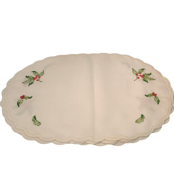W C Imports Placemats Set 4 Ivory Beige Scalloped Edge Embroidered Holly - Picture 2 of 6